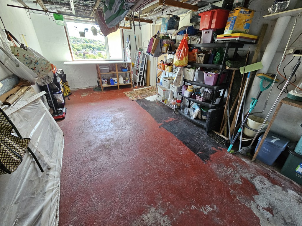 Lot: 46 - LINK-DETACHED HOUSE WITH VIEWS IN A POPULAR LOCATION - Garage